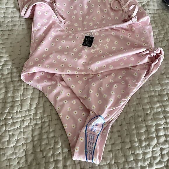 NWT - Pink Daisy One Piece with Flattering Neckline and Cheeky Coverage - Sz XL - Picture 8 of 9